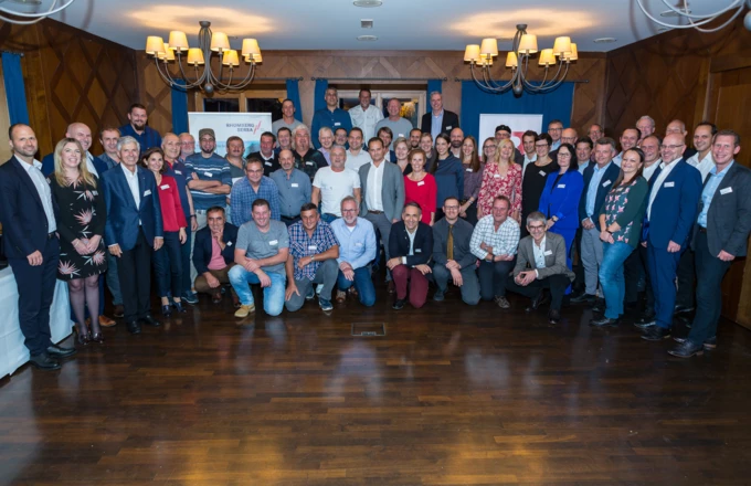 Vor dem Vorhang: Die Rhomberg Gruppe feiert ihre Jubilare. ©Mike Siblik  Vor dem Vorhang: Die Rhomberg Gruppe feiert ihre Jubilare. ©Mike Siblik